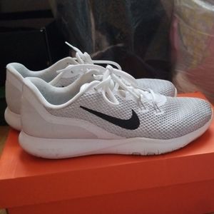 White Nike Flex Trainer 7